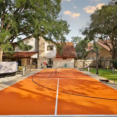 Sleeps 20 Sport Court Pool Hot Tub Putt Putt Games Villa
